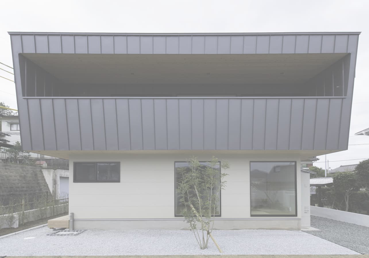 ガルバリウム外壁とリシン吹付の北側外観