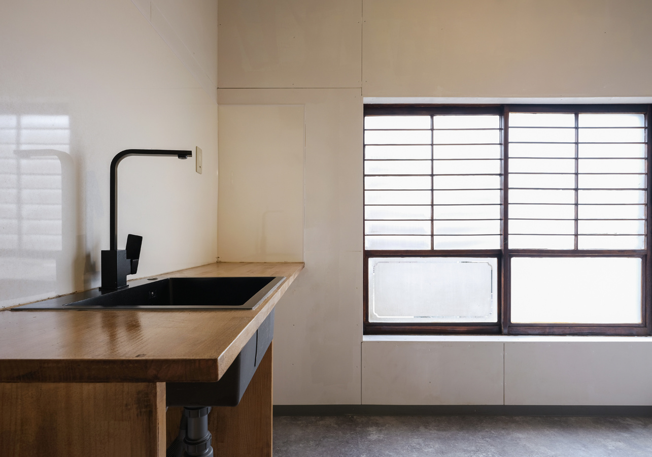 ミニキッチンと古建具