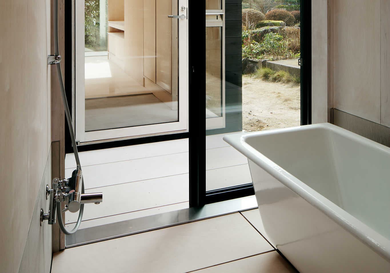 庭に面した浴室