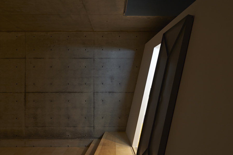 斜めのスチール引戸