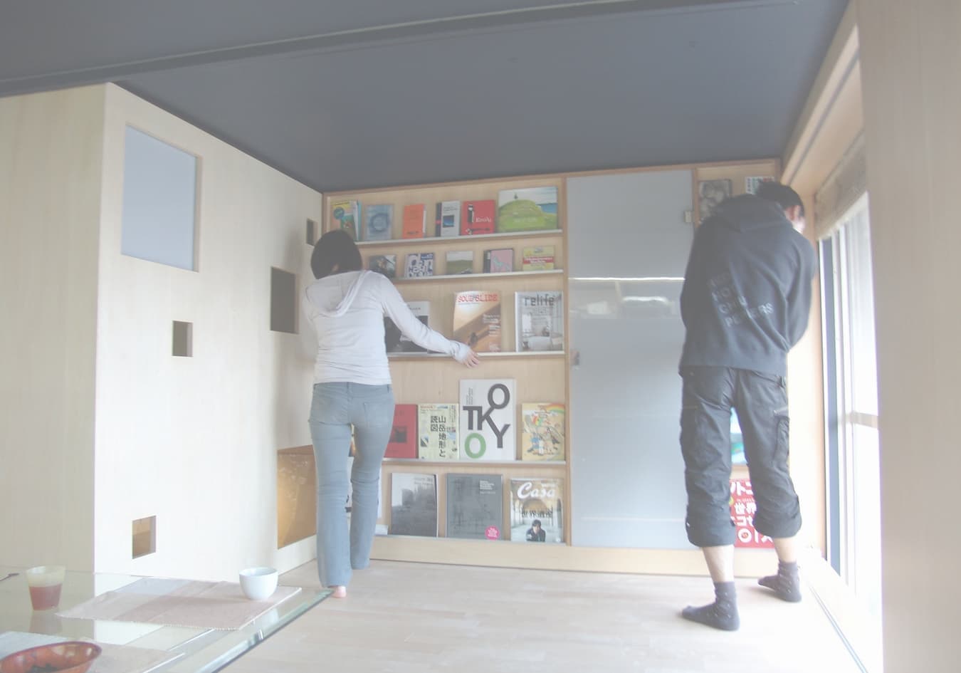 可動本棚移動中