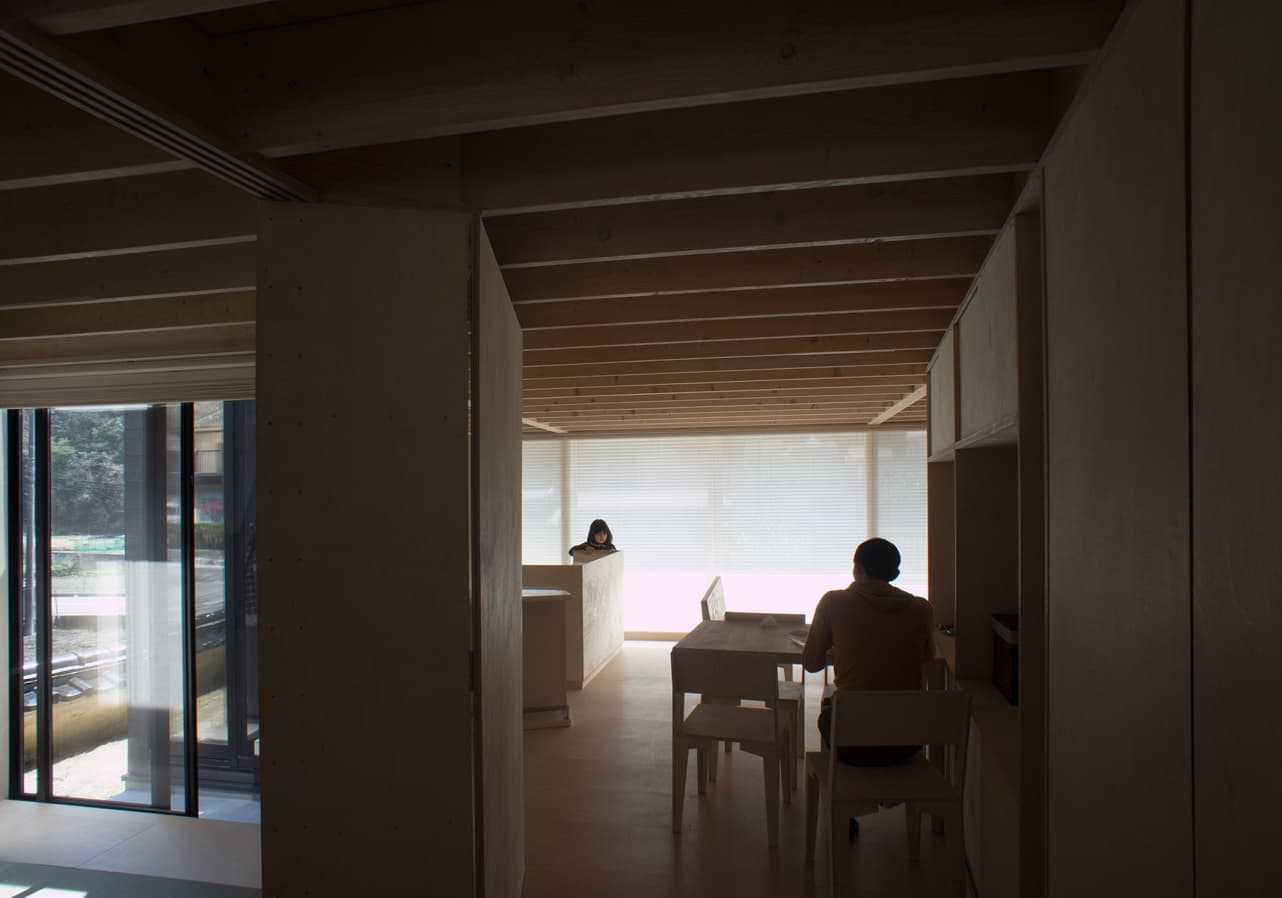 廊下からリビングの眺め