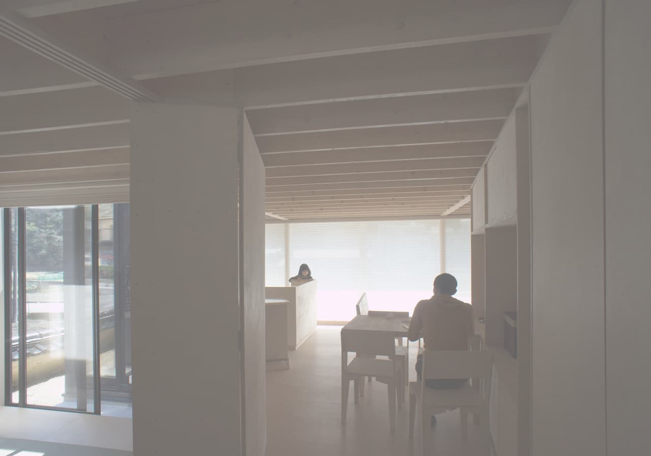 廊下からリビングの眺め