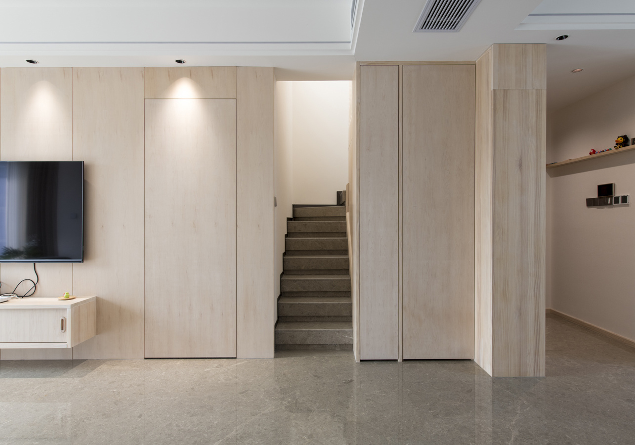 階段下収納と個室扉