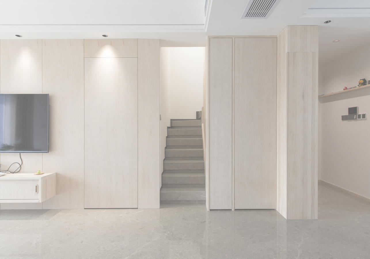 階段下収納と個室扉