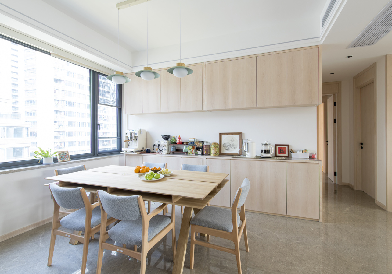 明るいダイニング