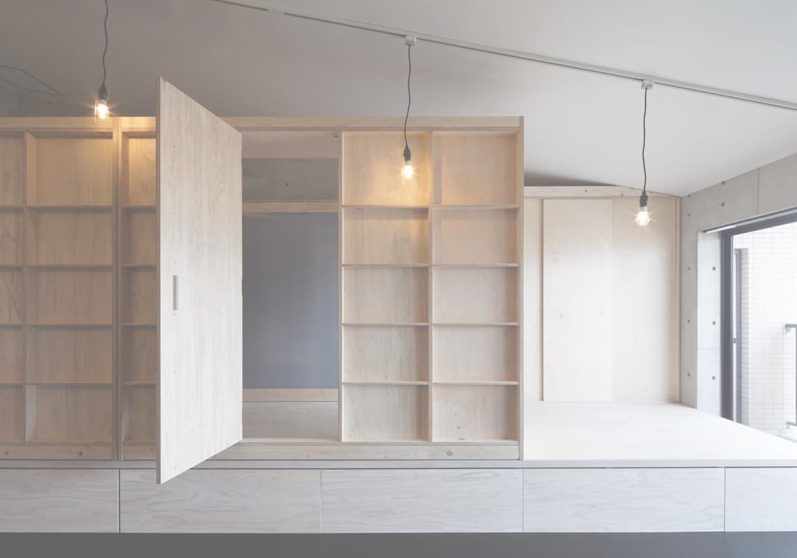 潜戸から室内へ