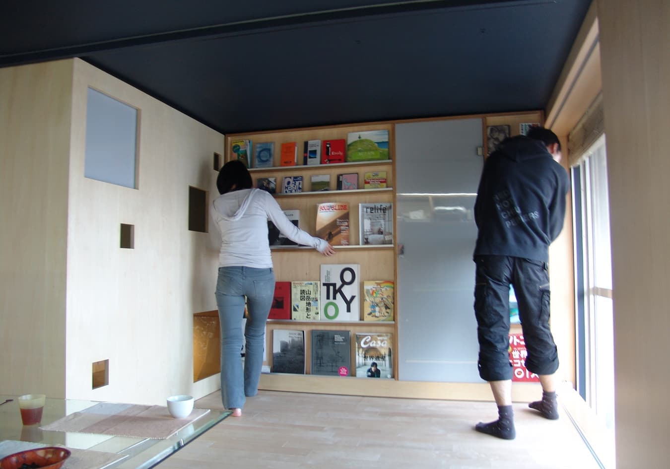 可動本棚移動中