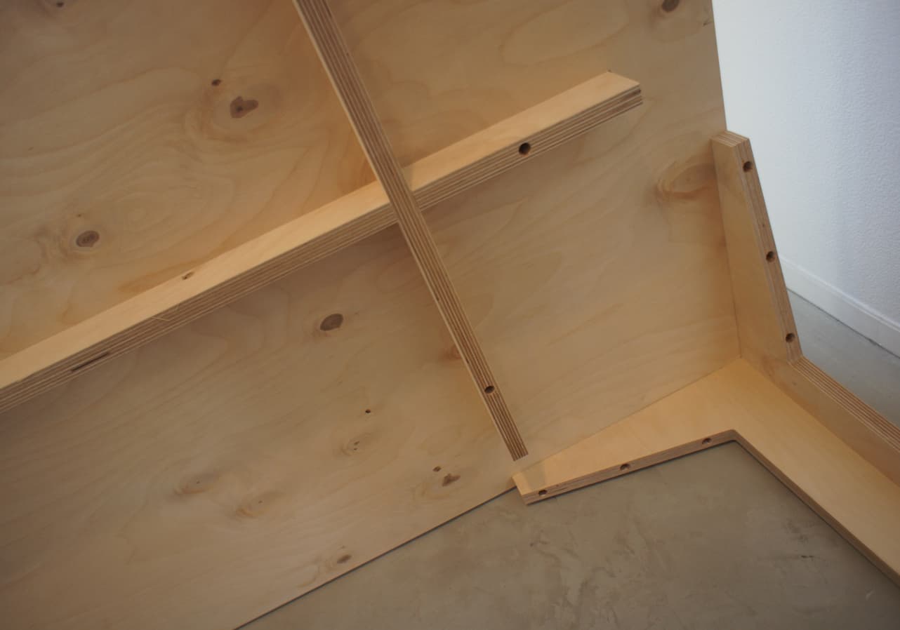 脚を天板に固定