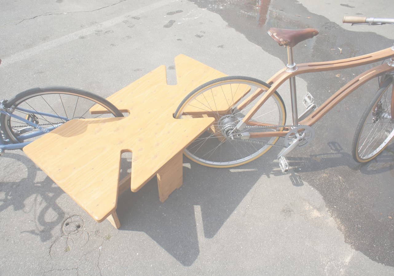 自転車と人が休めるベンチ