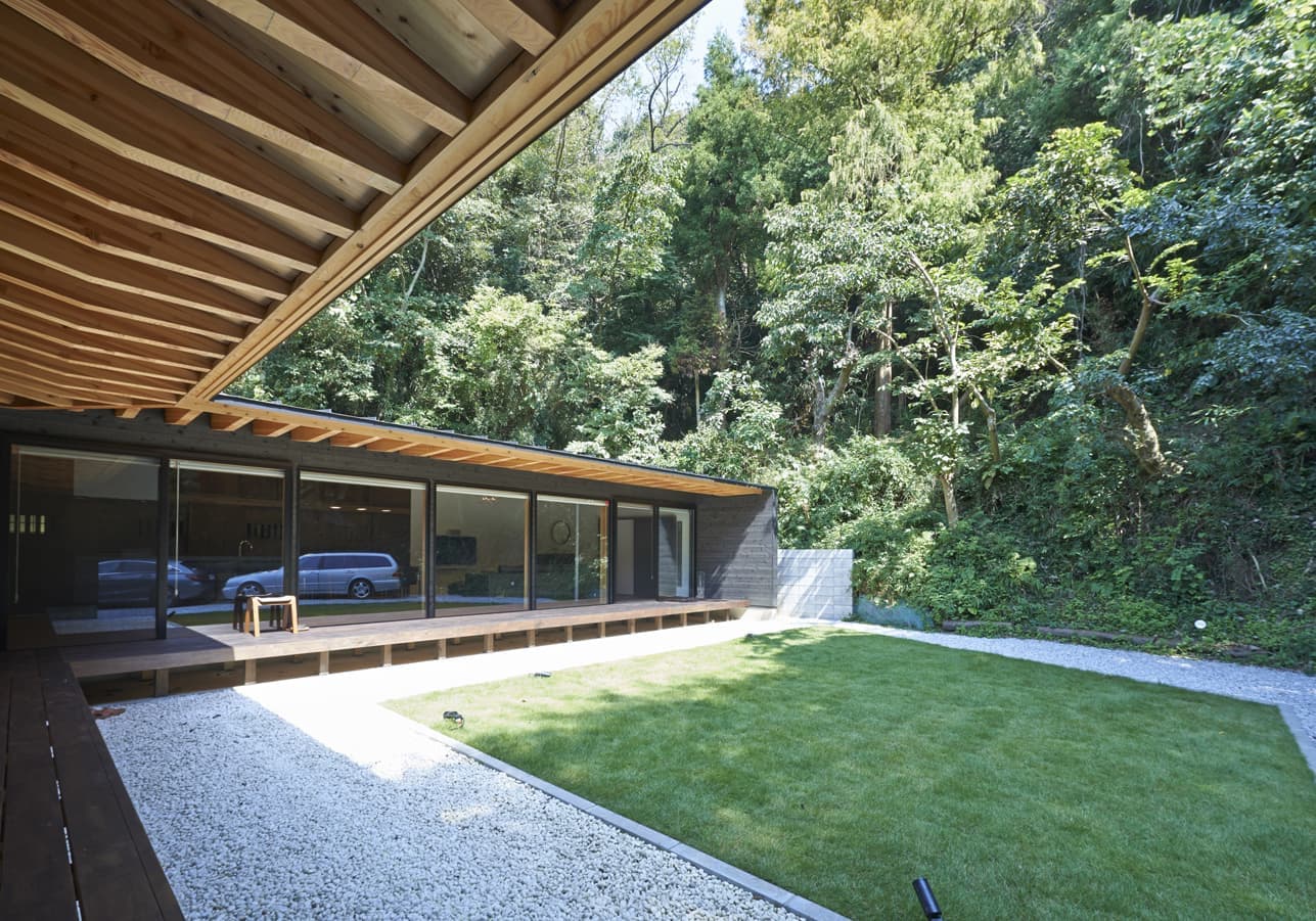 縁側から中庭の眺め