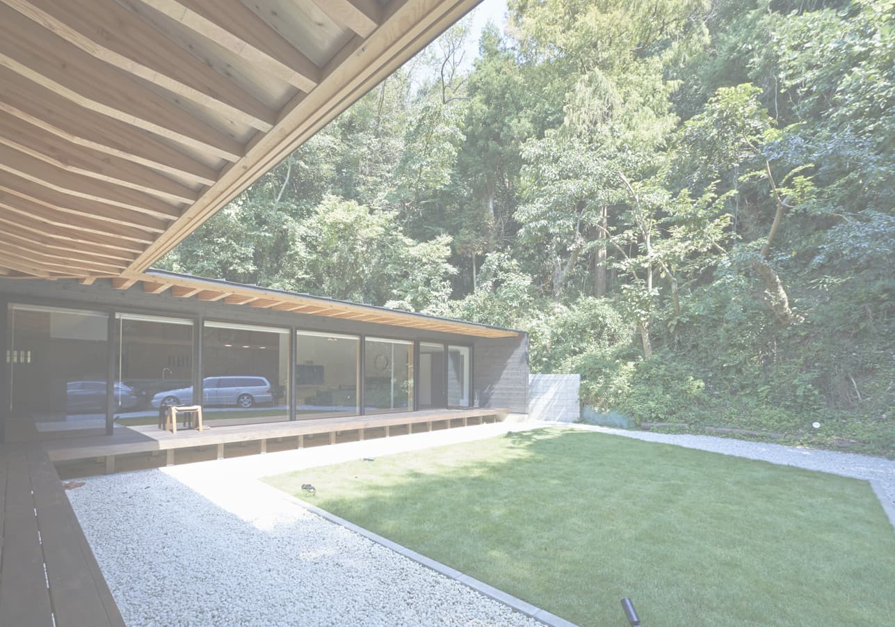 縁側から中庭の眺め